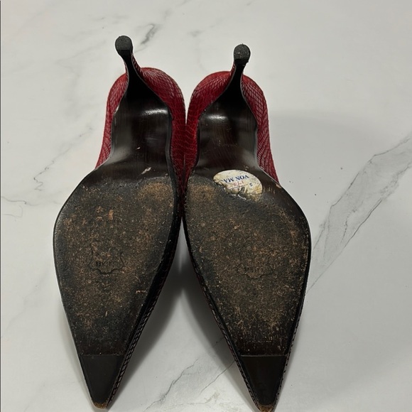 Stuart Weitzman Women's Red Pumps - Picture 4 of 5
